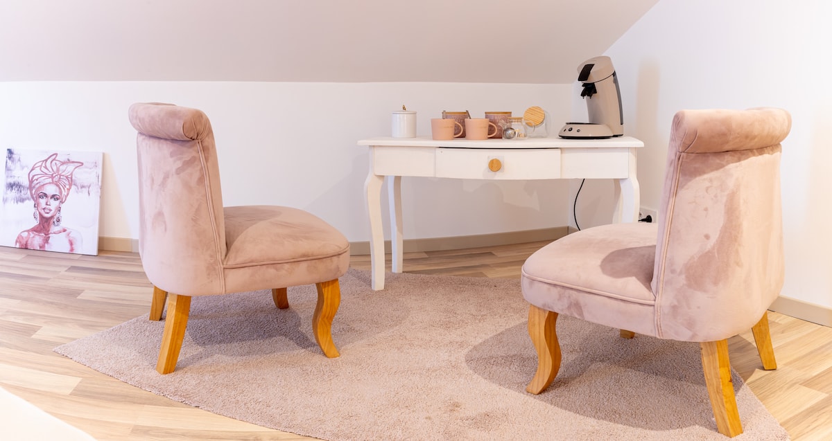 Espace intérieur clair avec fauteuils