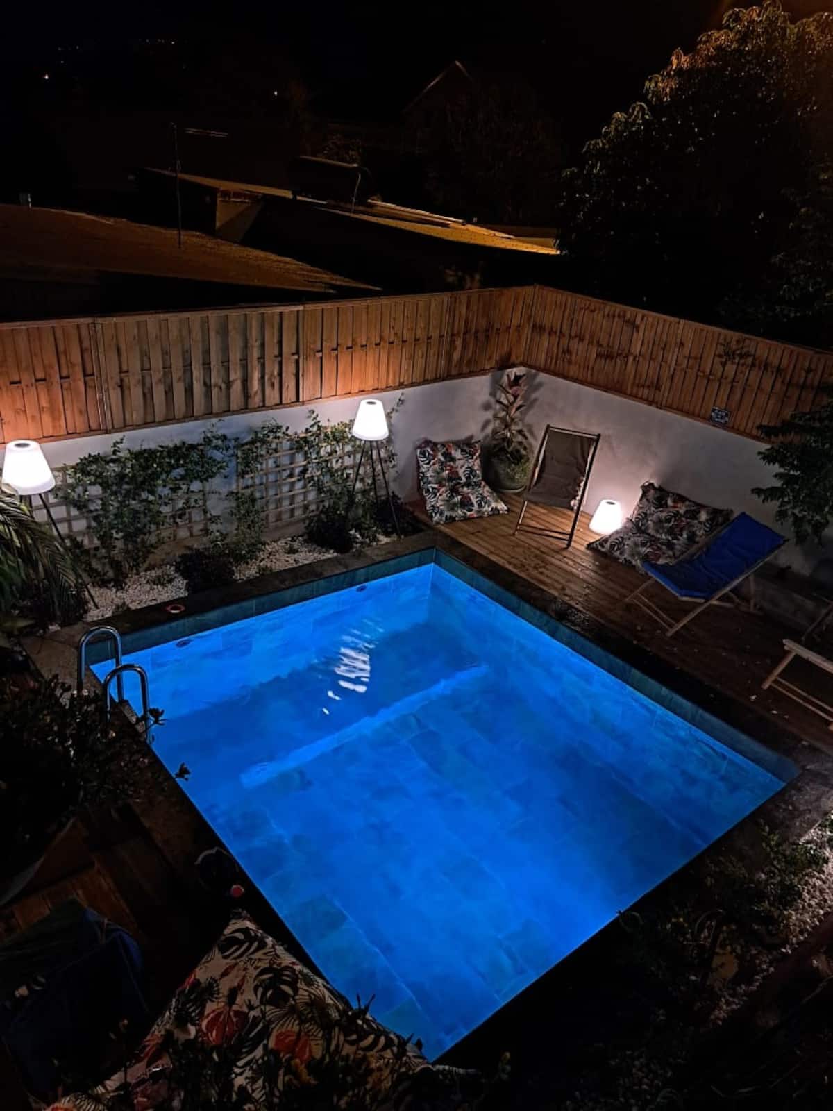 Piscine éclairée de nuit