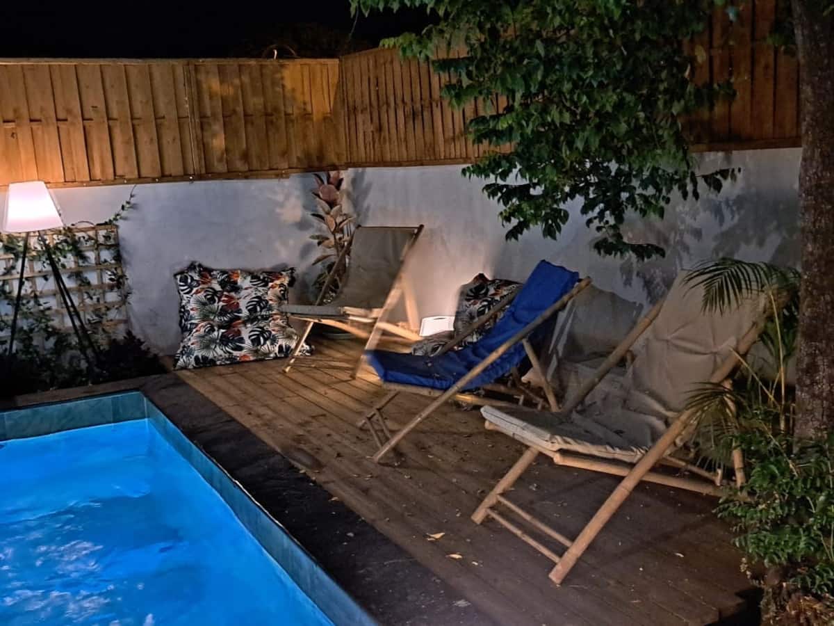 Transats près de la piscine