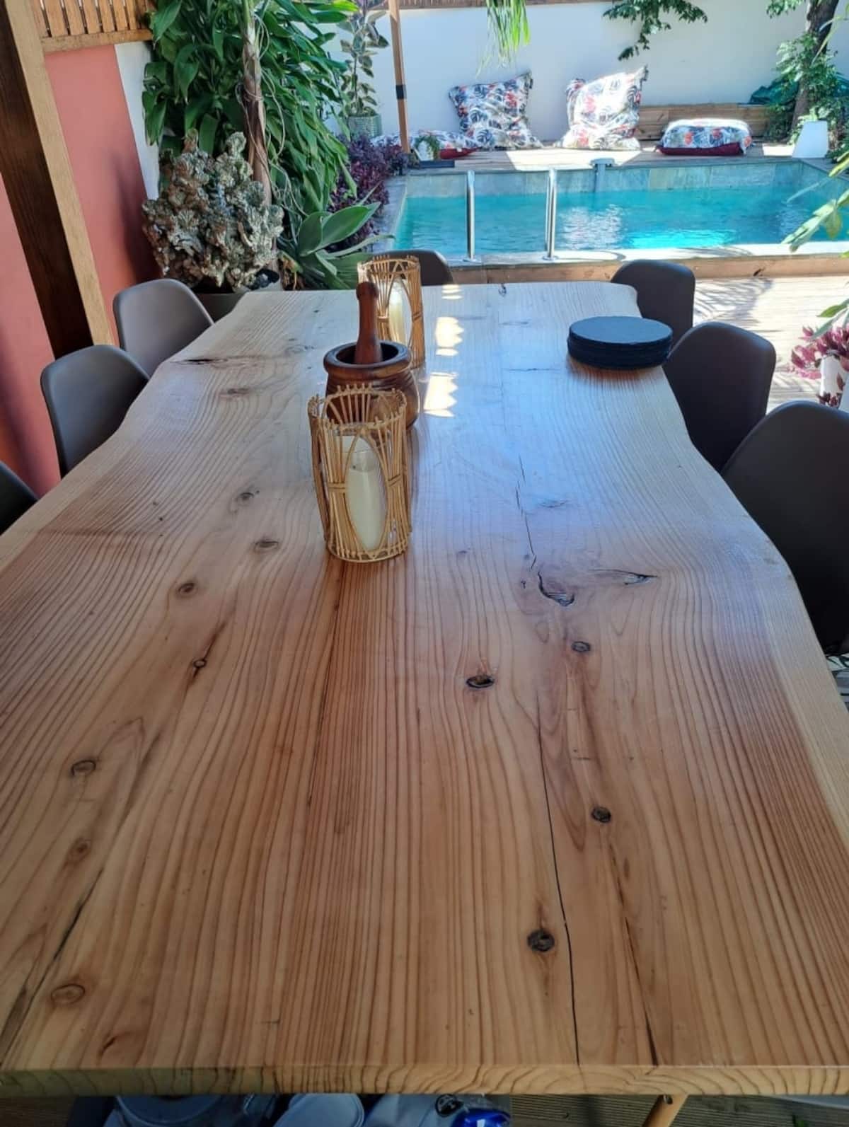 Grande table extérieure près de la piscine